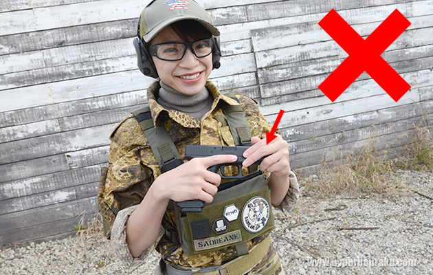 銃口を自分の手で塞いじゃう