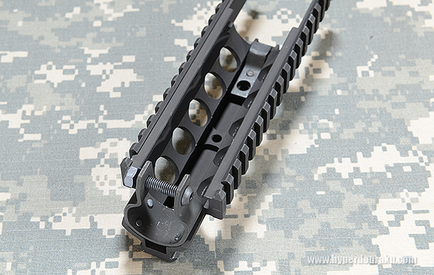 フロントのネジと後方レシーバー側の爪で固定