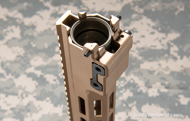 回転を防ぐ突起