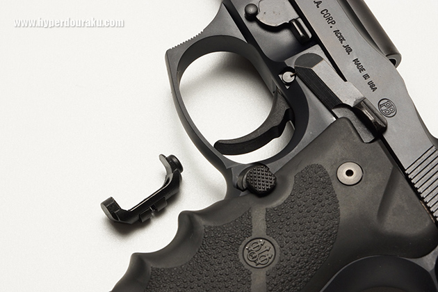 大型のマガジンリリース・ボタン