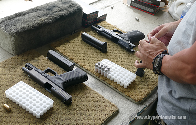 ダブル・カラムマガジンへの装弾