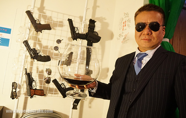 巨大なワイングラス