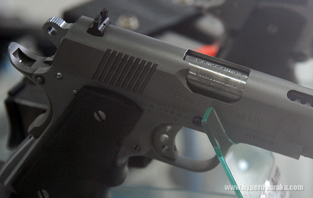 ライトグレーのような色調