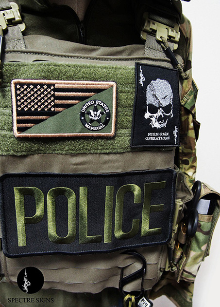 シルバーグレーの糸で刺繍