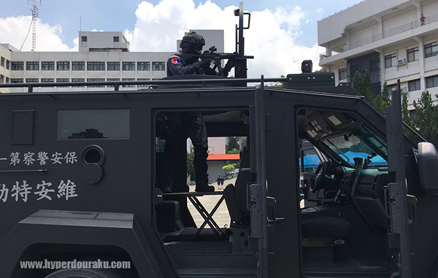 ルーフから射撃可能