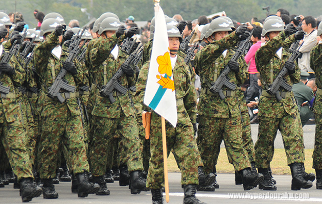 折り曲げ銃床型を携えて行進