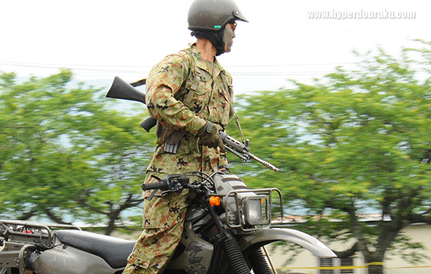 89式小銃を持って立ち上がる