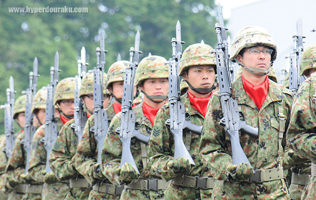 銃剣を装着して行進
