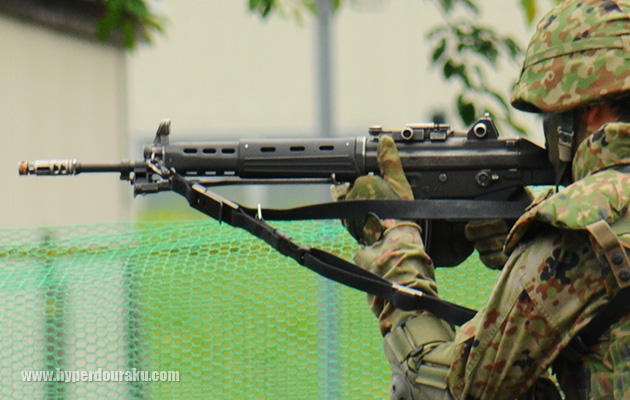 空薬莢受けを固定している金具