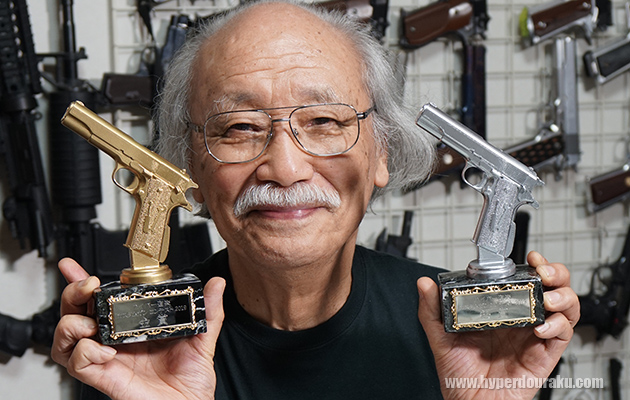 オリジナルトロフィーを贈呈