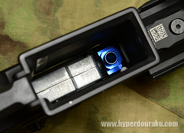 マガジンハウジング内の隙間に落ちやすい