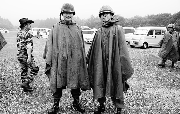 ポンチョを被る米兵