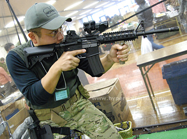 スチールプレートをなぎ倒し