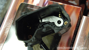 金色の電極ピン