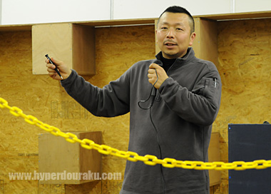 写真家長谷川朋之さんによるタクティカルペン「クナイ」