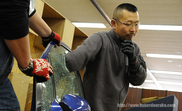 ボディエンドにガラスブレイカー