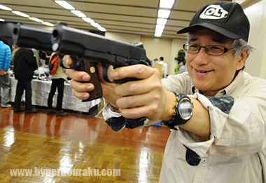小峰隆生氏もマルイブースでシリーズ70を手に