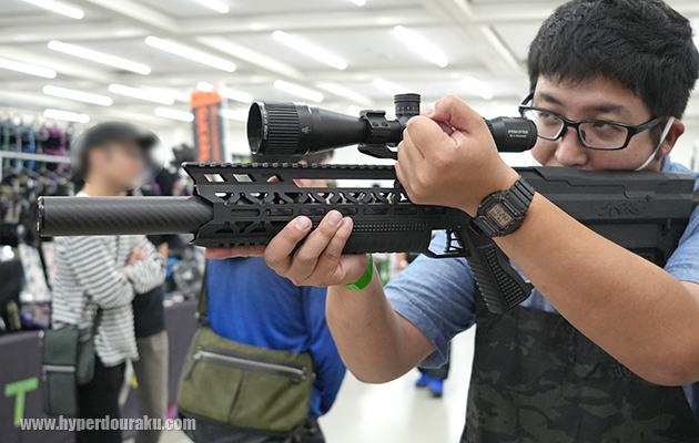 電磁石がピストンを解放