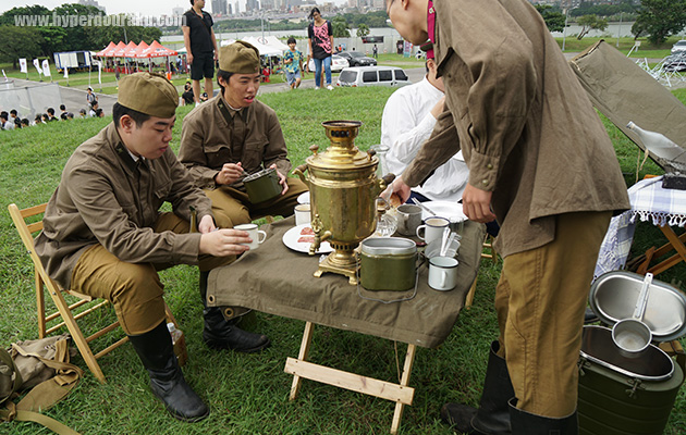 軍装でピクニック
