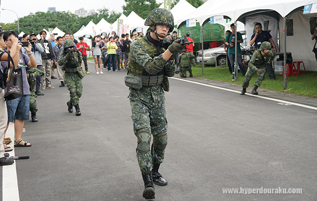 突然台湾陸軍のデモンストレーション