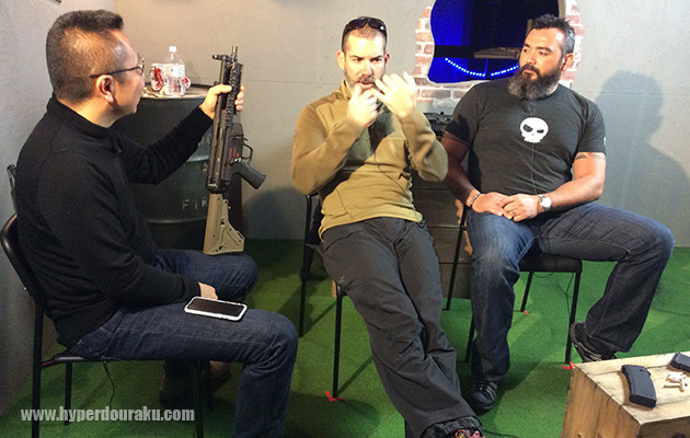 インタビューアーはトモ長谷川氏