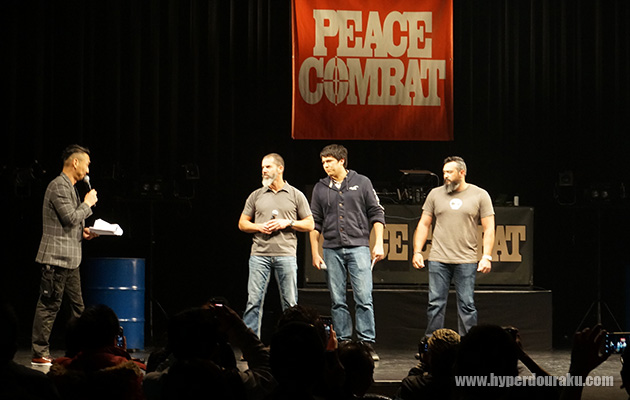 ステージ上にコスタ氏が登場