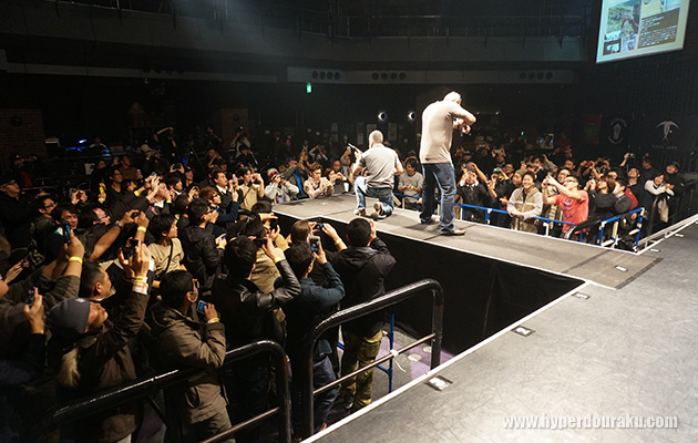 花道でシューティングポーズ