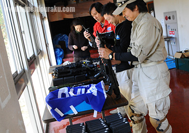 電動ガンのメンテを行う