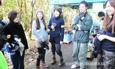 仲間で盛り上がる