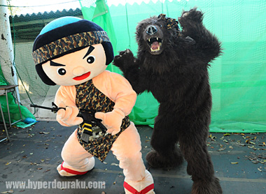 M4カービンを担いだ金太郎とリアルすぎる熊