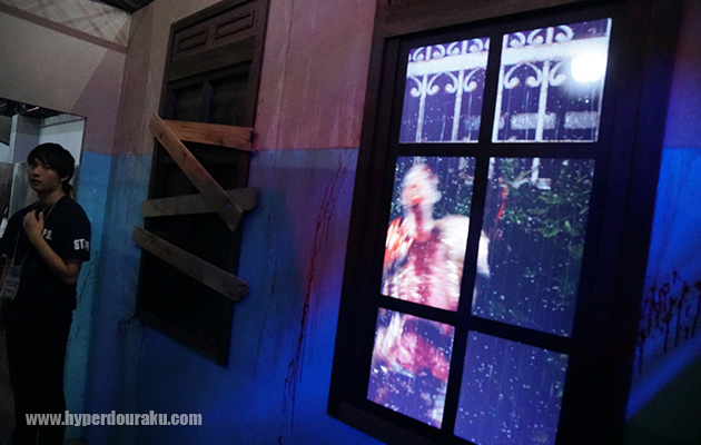 ゾンビが窓をガンガン叩いて