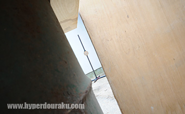 わずかな隙間から撃たなくてはならない