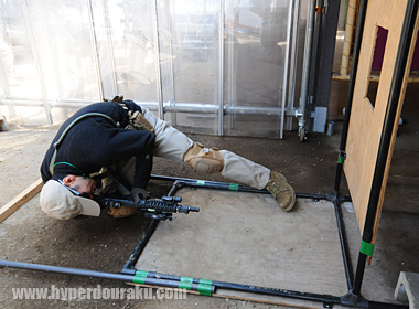 下の隙間からターゲットを2枚撃つ