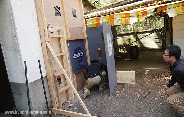 しゃがんで撃ったり