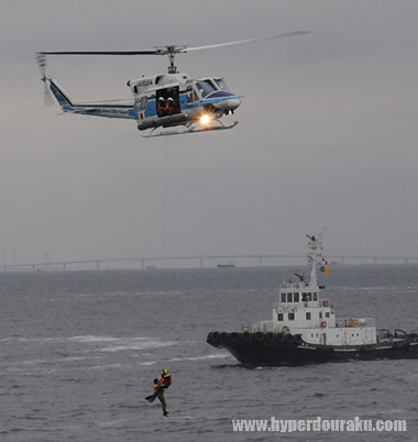遭難者をワイヤーで吊り上げ