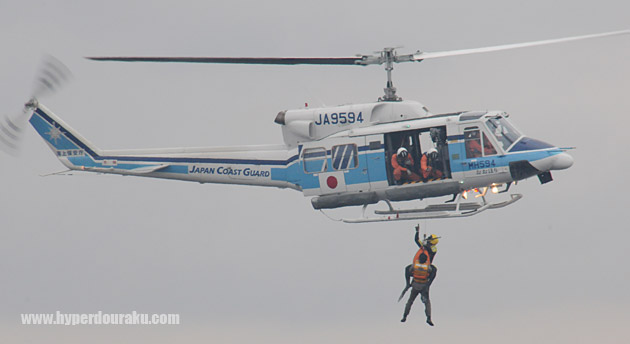 ヘリの中に収容