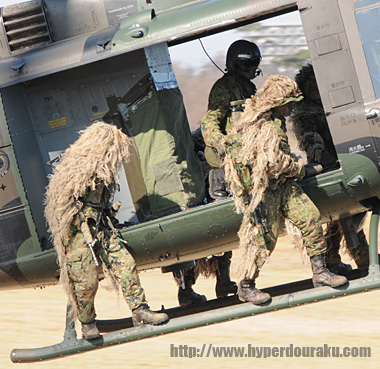 ギリースーツでカモフラージュ