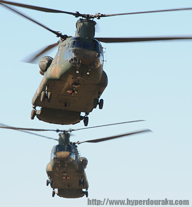 2機のCH-47チヌーク