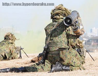 01式軽対戦車誘導弾　9mm機関けん銃