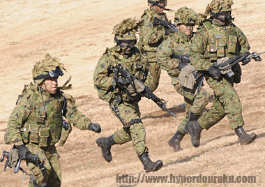 丘を駆け上る隊員