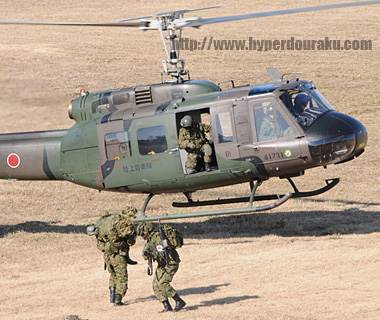 負傷した隊員はヘリで後送