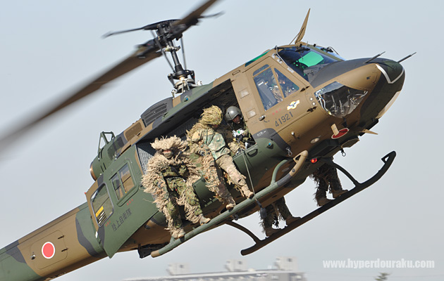 スナイパーチームを載せたUH-1