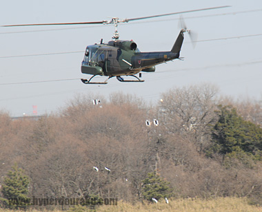 地雷をバラ撒くUH-1