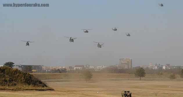 ヘリコプターが隊列を組んで前進