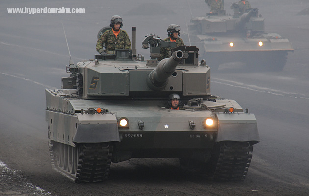 ドーザブレード装備の90式戦車