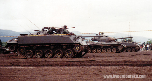 61式戦車と60式装甲車