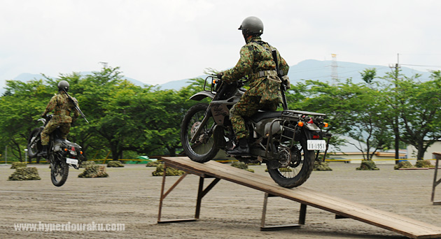 2台の偵察バイクが大きくジャンプ