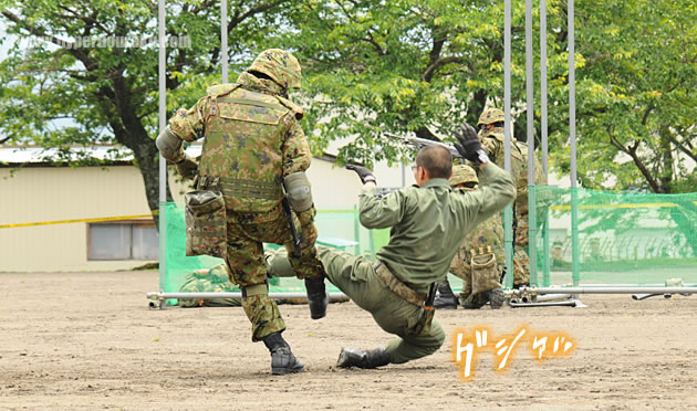 ローキックで敵の体勢を崩す