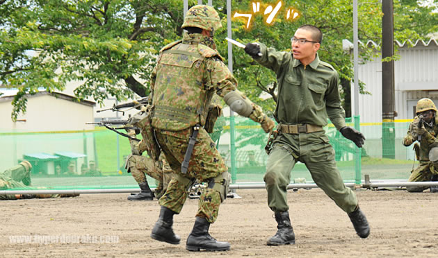 ナイフを取り出して振り回す