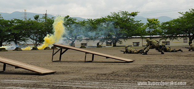 部隊は敵の占領地域へと進軍